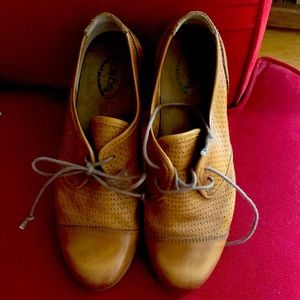 Taos leather lace up oxfords, tan (tobacco colored) size 38 (7 1/2).